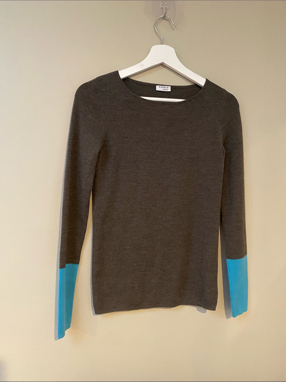 Akris Punto Brown Merino Wool Long Sleeve Sweater with Turquoise Cuffs size 6